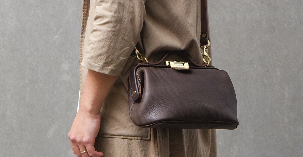 日本HERZ職人手作皮革Organ鎖孔式大開口肩背包，採用義大利Missouri皮革製成，單手可開啟的錠前設計，方便收納。