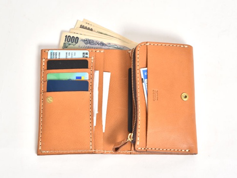 カードポケットは左に4部屋、小銭入れ下に1部屋ですが、その分フリーポケットがあるので、収納力は長財布と比べても遜色がないイメージです。