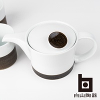 白色陶瓷茶壺，壺蓋中央有深棕色螺旋紋飾，壺身底部有深棕色條紋，搭配兩個同款杯子。