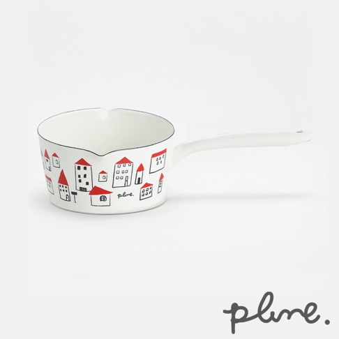 白色琺瑯單柄牛奶鍋，鍋身印有紅色屋頂的可愛房屋圖案，鍋邊有黑色線條，鍋柄為白色。