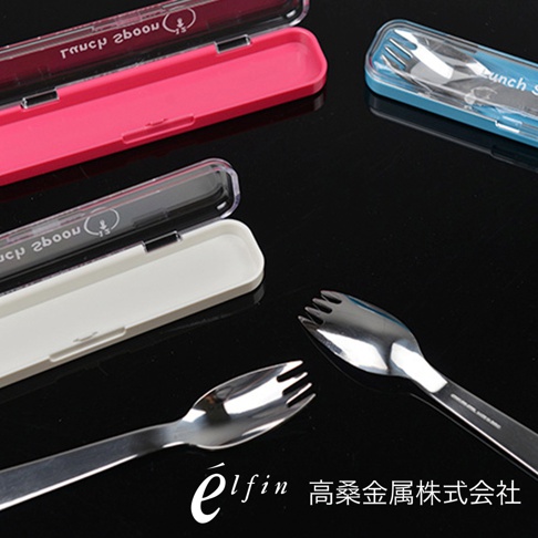 一組三個日製不鏽鋼餐用叉匙，附有粉紅色、白色和藍色收納盒，叉匙呈現銀色金屬光澤。