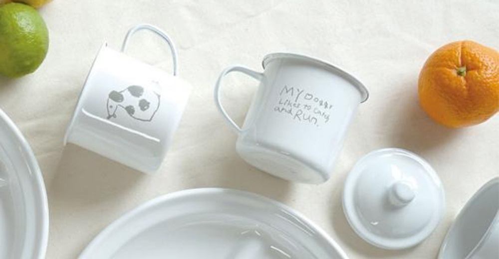 白色琺瑯馬克杯，一個印有狗的圖案，另一個寫有英文文字「MY Doggy Likes to catch and Run.」，附有銀色金屬手把。