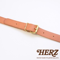 一條淺棕色皮革製的加厚減壓肩背帶，帶有黃銅色金屬扣環，可調節長度。