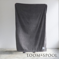 GRAU 立體直紋純棉微厚單人毯，灰色，表面有垂直細紋與水平條紋交錯的立體紋理，材質為純棉。