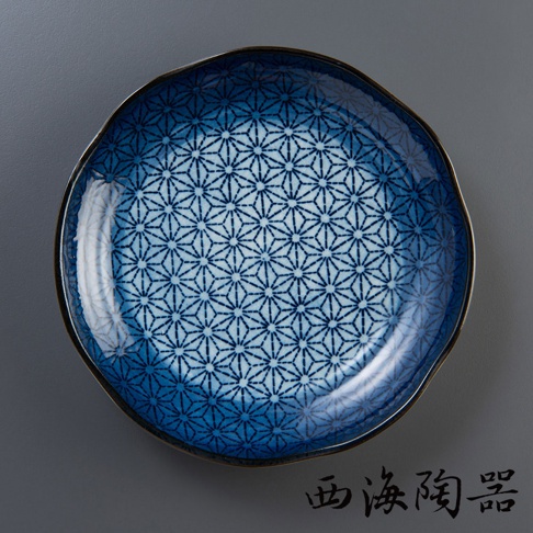 日本美濃燒輕量雅菊五件式大圓盤，藍白色調，表面佈滿細緻的藍色幾何星形圖案，邊緣呈現波浪狀。