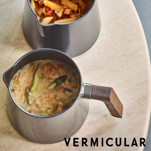 VERMICULAR 品牌標誌下的琺瑯鑄鐵壺，內盛有燉飯或燉菜，搭配另一壺裝有義大利麵。