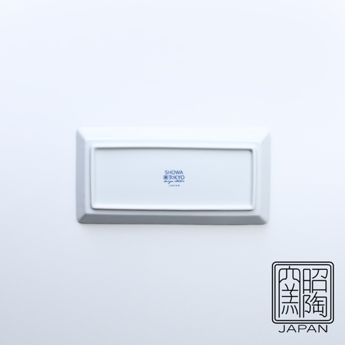白色長方形陶瓷烤物盤，盤底中央有藍色印字「SHOWA TOKYO design studio JAPAN」及「照 陶」印章。