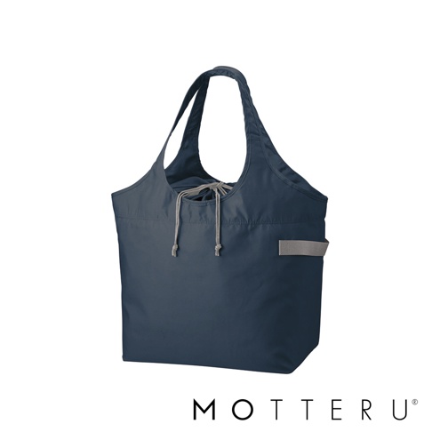 深藍色大容量束口摺疊保冷可立托特袋，採用堅韌的尼龍材質，配有兩條寬版提把和灰色的束繩，袋身側面有一個灰色織帶裝飾。