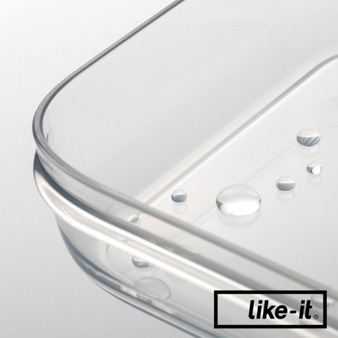 透明塑膠材質的方形保鮮盒，盒蓋邊緣有密封條，盒內有水滴。