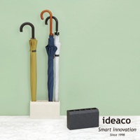 淺米色砂岩材質的五孔門擋，可收納黃色、海軍藍、白色及透明傘，另有黑色砂岩材質的五孔門擋置於右側。