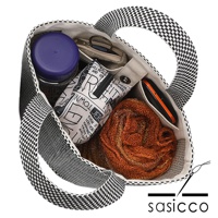 三河木綿刺子織圓底水桶包，黑白格紋織紋，內部裝有紫色瓶蓋的罐子、印有文字的白色收納包、鑰匙零錢包、橘色手機及橘色毛線織品。