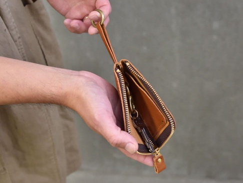 職人手作皮革Organ抽繩收納鑰匙包 (GS-65)，淺棕色皮革，拉鍊開合，內部有鑰匙圈，可收納鑰匙，附有皮革抽繩和金屬鑰匙環。