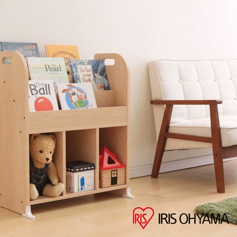 淺木色童心繪本架 ER-6030，頂部有開放式層架，可放置多本童書，下方有三個獨立收納空間，展示一個泰迪熊玩偶、一個方形收納盒及一個紅色屋頂的木製小房子。
