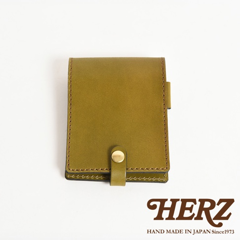 橄欖綠皮革便利貼收納套，帶有金色按扣和對比色縫線，整體為長方形設計，邊緣有皮革包覆，整體呈閉合狀態。