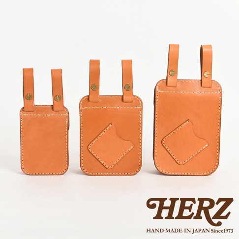 三個相同設計但尺寸不同的棕色皮革腰袋，頂部有兩條帶扣式掛繩，中間的兩個腰袋正面有菱形飾片。