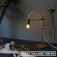 黃銅製的一輪花器/燈具展示架，高度約 30 公分，帶有可調節的關節和一個復古燈泡，搭配白色編織電線，整體呈現簡約工業風格。