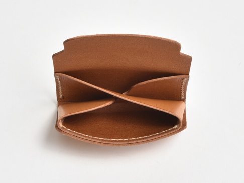 職人手作皮革迷你卡片收納夾，呈現自然棕色調，由真皮材質製成，內部結構簡潔，展現細緻車縫工藝。