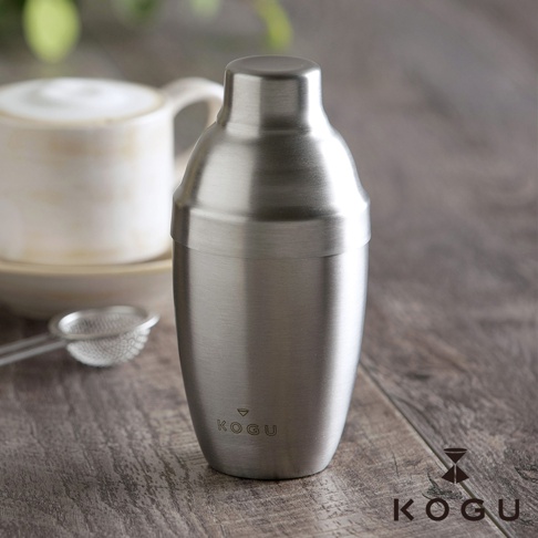 日製18-8不鏽鋼咖啡拿鐵奶泡用雪克杯，銀色金屬材質，帶有品牌標誌。