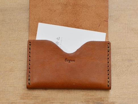 職人手作皮革Organ薄型名片短夾，採用棕色皮革製成，車縫線清晰，可容納白色名片，簡約實用。