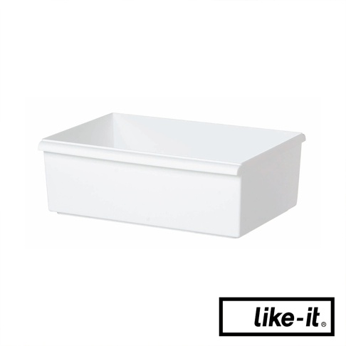 一個低矮的白色可堆疊寬型塑膠整理收納盒，具有簡潔的線條和寬闊的開口，適合居家收納。