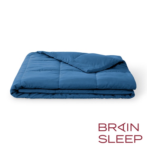 藍色雙人調溫被，採用方格縫製，材質柔軟，呈現蓬鬆感，一角微捲起，展示其質地。