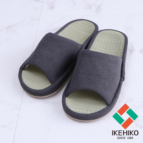 一雙深灰色藺草透氣室內拖鞋，鞋面材質為織布，鞋底為藺草編織，鞋頭開口設計。