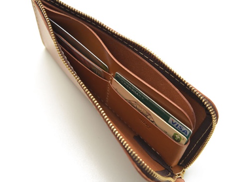 職人手作皮革L型拉鍊長夾，棕色皮革，拉鍊開合，內部可見多個卡槽，插有信用卡。