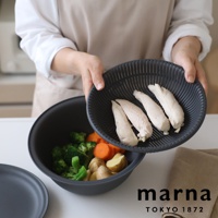marna TOKYO 1872 品牌標誌旁，一雙手正將裝有四塊雞胸肉的黑色濾網盆，傾倒至裝有花椰菜、紅蘿蔔和馬鈴薯的同色大碗中。