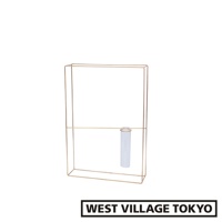 黃銅書本造型掛擺兩用花器，由細緻的黃銅線條構成書本造型框架，內含一支透明玻璃試管，可供插花或種植水耕植物。