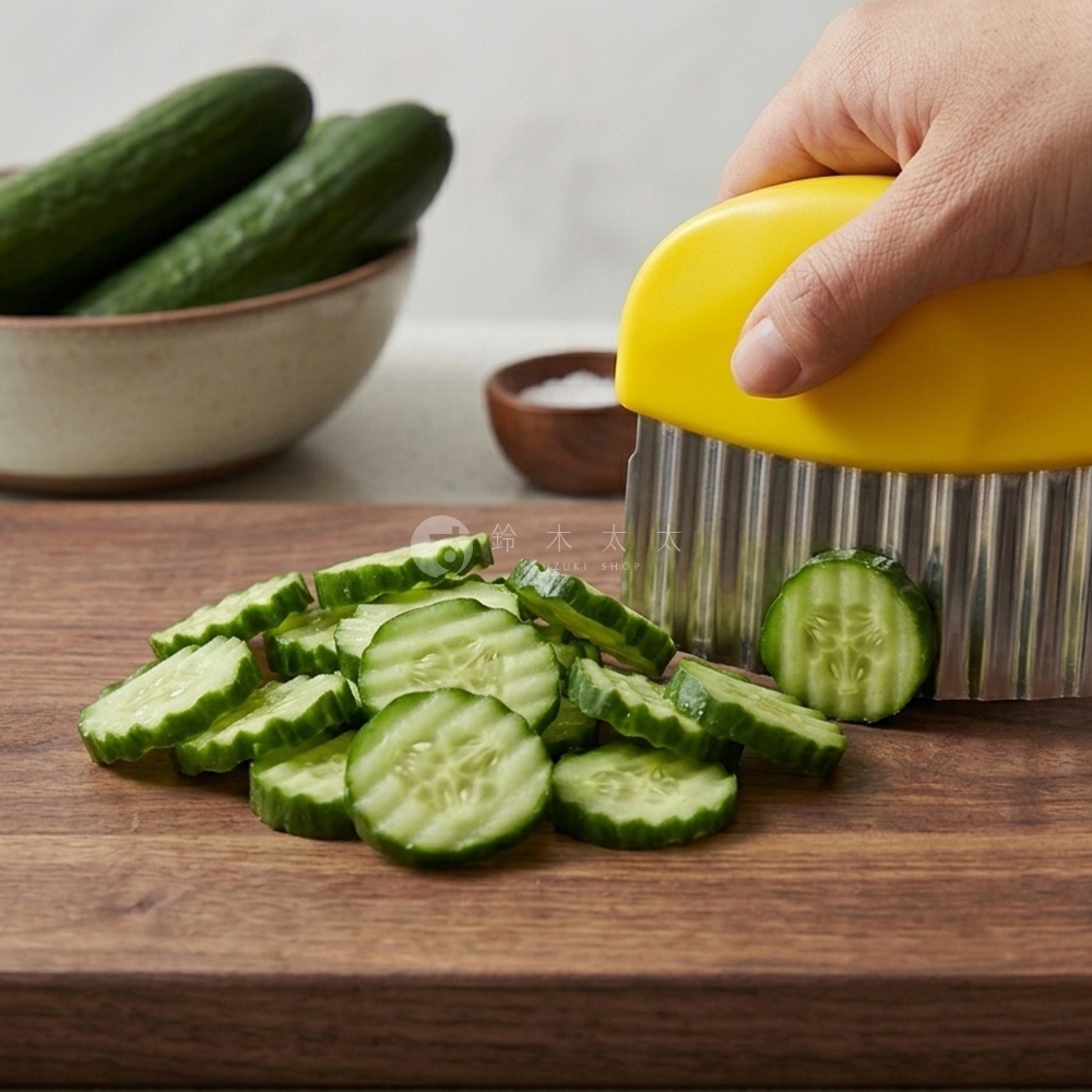 一隻手握著黃色握柄的下村工業波浪造型切刀，正在木質砧板上切片新鮮小黃瓜，砧板上已堆疊多片波浪狀黃瓜切片，背景有裝著小黃瓜的碗與調味料，整體呈現居家廚房烹飪場景。