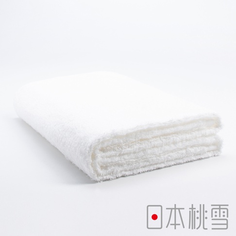 一張白色的今治細絨浴巾，對折疊起，質地蓬鬆柔軟，邊緣可見細緻的絨毛。