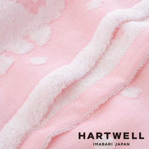 粉紅色今治純棉點點紗布浴巾，帶有白色絨毛織邊，質地柔軟，表面有立體白色點狀圖案，觸感舒適。