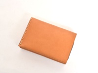 咖啡色皮革中型雙折短夾，縫線清晰，簡約設計。