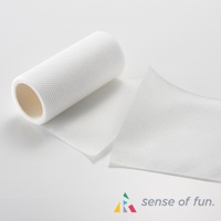 白色網格紋理的捲筒式洗碗巾，部分已展開，露出其材質和紋路。