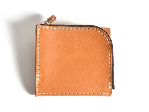 淺棕色皮革方形短夾，頂部有金色拉鍊及咖啡色皮革拉頭，邊緣使用米白色縫線車縫。