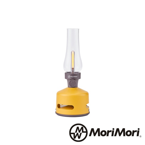 黃色煤油燈造型藍牙音響，頂部為透明玻璃燈罩，內有LED燈條，下方為黃色圓柱形底座，側邊有兩個長方形開孔，印有MoriMori商標。