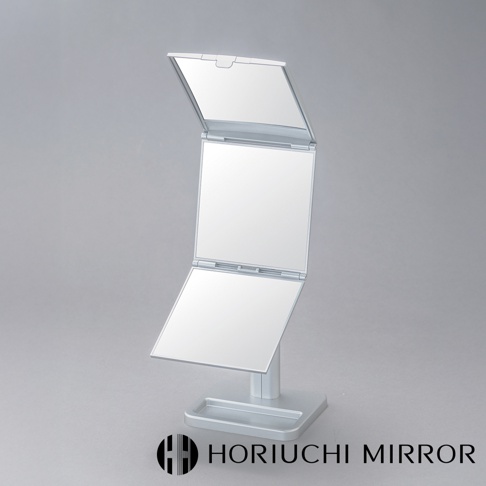 銀色金屬材質的 NAPURE 桌上型三折化妝鏡，鏡面可展開成三塊，立於簡約的方形底座上，鏡面與支架皆為光滑表面，整體呈現俐落的現代設計。