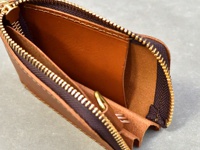 職人手作皮革Organ全包式拉鍊卡片鑰匙包，採用棕色皮革製作，配有深棕色拉鍊和金色拉頭，內部有卡槽和鑰匙圈，展現細膩的皮革紋理與縫線。