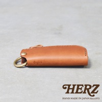 職人手作皮革Organ拉鍊鑰匙包，採用棕色皮革製作，設有金屬開口環和拉鍊，風格簡約。