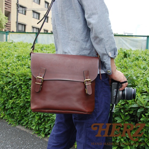 日本HERZ職人手作皮革雙扣旅行郵差包，採用堅固耐用的Latigo牛皮革製作，搭配雙插釦開合設計，適合旅遊通勤。