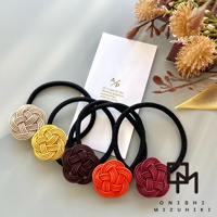 五個和風水引花結素色髮圈，分別為米白色、黃色、深棕色、橘紅色和酒紅色，皆搭配黑色髮圈，花結造型精緻，材質應為布料或繩線。