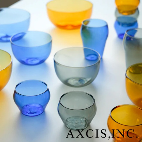 LAGOM 清透復古圓潤玻璃杯，共有藍色、灰色和橘黃色三種顏色，以玻璃材質製成，呈現簡約的圓潤造型。