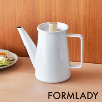 日製 kaico 1.1L 琺瑯咖啡壺，白色琺瑯鍋身，搭配木質壺蓋頂珠及簡約方形提把，壺嘴細長，適合手沖咖啡。