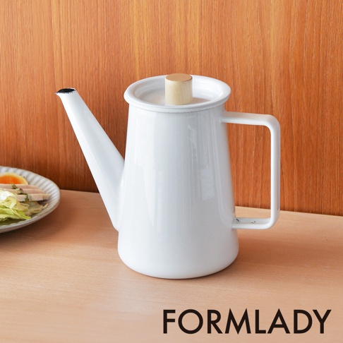 日製 kaico 1.1L 琺瑯咖啡壺，白色琺瑯鍋身，搭配木質壺蓋頂珠及簡約方形提把，壺嘴細長，適合手沖咖啡。