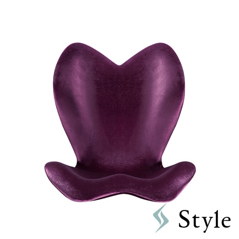 Style 品牌紫色的天鵝絨材質美姿調整椅，呈現心形輪廓，帶有獨特的支撐設計。