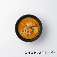 黑色CHOPLATE沙拉碗裝有濃郁的咖哩湯，內含雞肉塊、切片蓮藕、馬鈴薯塊及紅蘿蔔塊，上方裝飾有細綠葉。