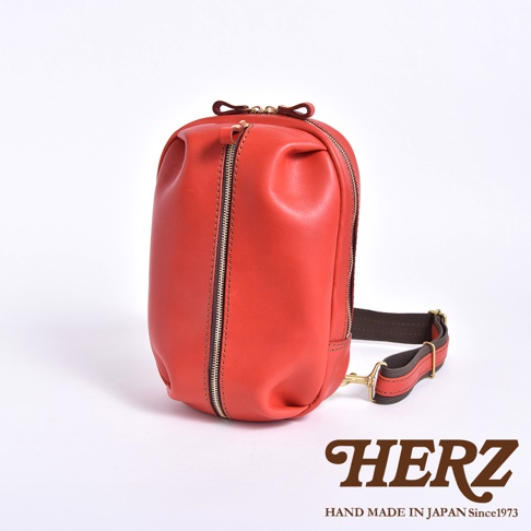 日本HERZ手工皮革立體運動斜背包，鮮紅色，展示品牌標誌。