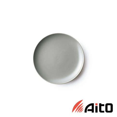 CouLeur 美濃燒簡約素雅質感圓餐盤，為灰色霧面陶瓷材質，造型圓潤，邊緣帶有細微的金色線條，呈現低調的質感。