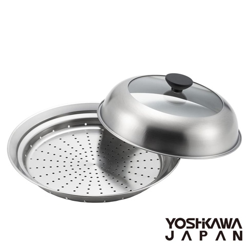 不鏽鋼蒸鍋盤，附有透明玻璃蓋和黑色把手，盤底有密集圓孔，適用於 24-26 公分的平底鍋。