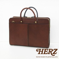 棕色皮革雙口袋兩用商務公事包，配有圓形提把和金色拉鍊，正面有兩個明顯的袋子，整體呈現簡潔大方的設計。